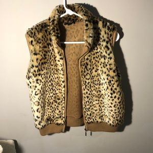 Women’s sleeveless cheetah printed coat